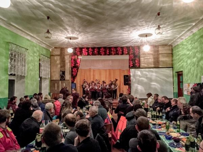 Австрійський бліцкриг на Закарпатті: колона благодійників заполонила Усть-Чорну