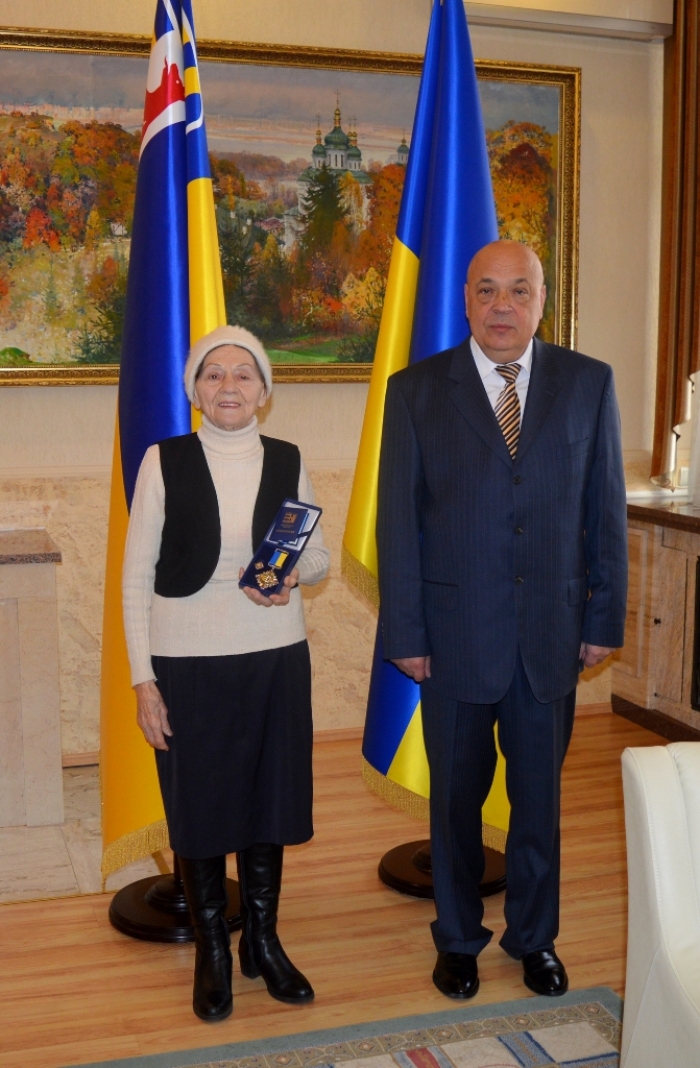 Геннадій Москаль відзначив найповажнішу за віком волонтерку Закарпаття