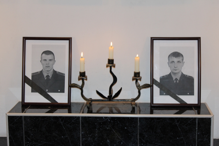 Працівники Управління поліції охорони Закарпаття хвилиною мовчання вшанували пам'ять загиблих колег