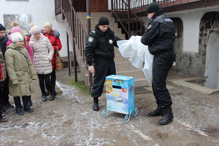 Поштову скриньку для листів Діду Морозенку відкрили поліцейські