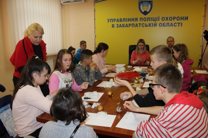 Поліція охорони Закарпаття перед Новим роком перепрофілювалася у добрих фей