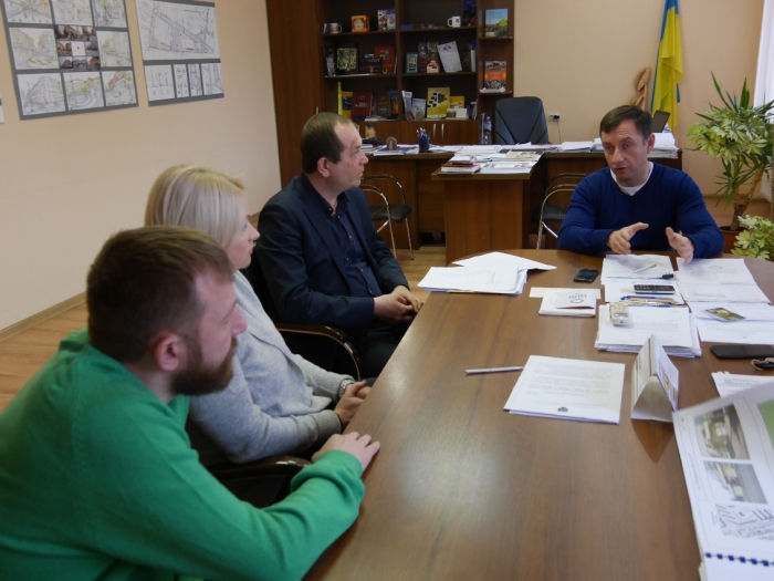 Автобусні зупинки в Ужгороді впорядкують і зроблять зручними для всіх