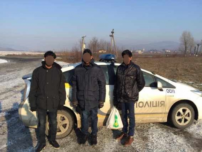Шести шріланкійцям довелося фотографуватися на фоні авто і кабінетів закарпатської поліції