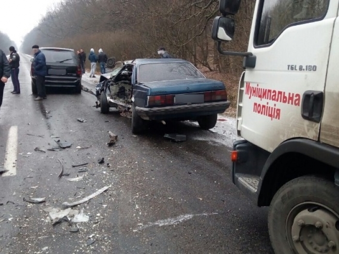 Водій "Опеля" на Мукачівщині "викинув" з траси мікроавтобус "Мерседес" і розбив "Крайслер"