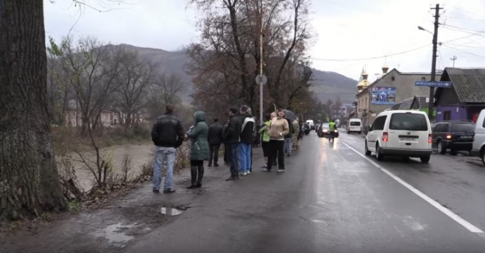 У Рахові поскаржились на відсутність відбійників на трасі національного значення