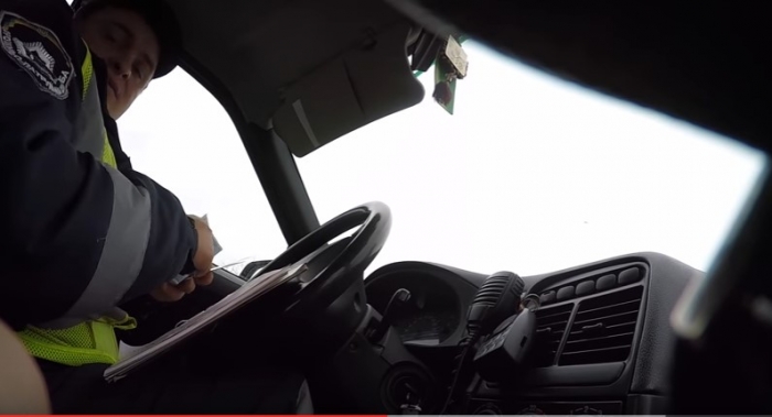 Прокуратура взялася за поліцейського-хабарника на Мукачівській автотрасі