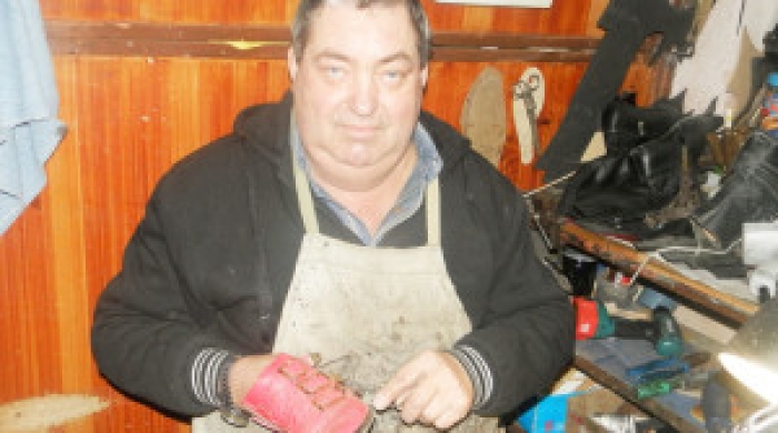 Чобітки для Миколаєвих подарунків і на всі інші випадки життя шиє подружжя хустських взуттєвих майстрів 