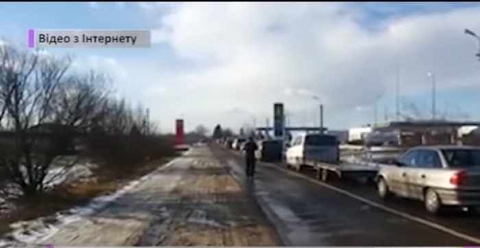 Встигнути до Нового року перетнути кордон намагаються автівки на пунктах пропуску