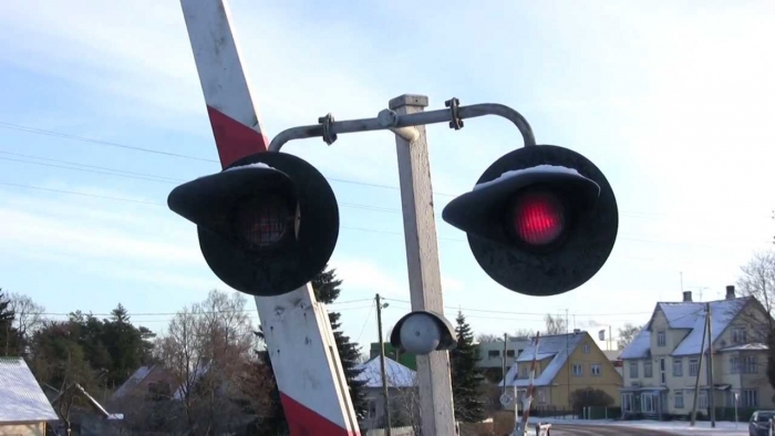 Ожеледиці замало – в Ужгороді водій ще й рвонув на червоне через переїзд