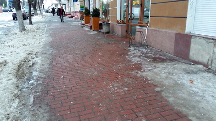 Муніципали Ужгорода нагадують про обов'язок розчищати територію біля своїх закладів