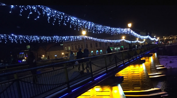 Ужгородський пішохідний міст засяяв новорічними вогнями