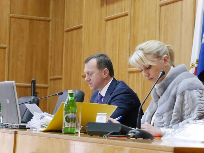 Міський голова Ужгорода виніс на сесію питання допомоги постраждалій від дерева школярці