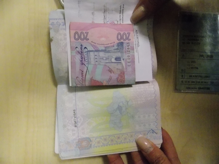 На КПП "Ужгород" активізувались хабарники, яких прикордонники передали поліції