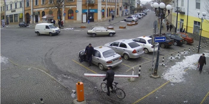 У Мукачеві велосипедист не помітив і зніс шлагбаум