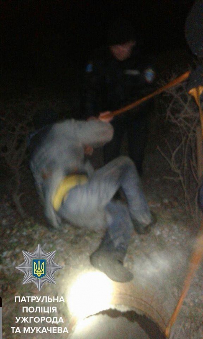 Мукачівця з каналізайного люку витягати довелося патрульним