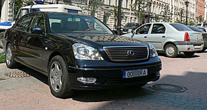 Сотні автівок, завезені дипломатами без мит, нанесли збитки державі