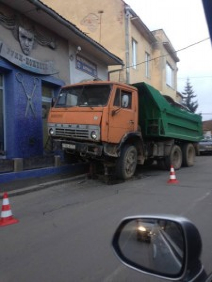 У багатостраждальну ужгородську перукарню на цей раз влетів КАМАЗ