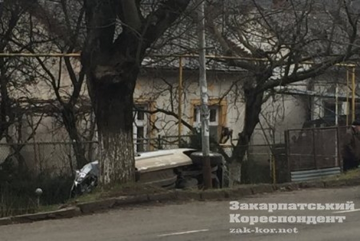 На Собранецькій в Ужгороді авто лягло догори колесами