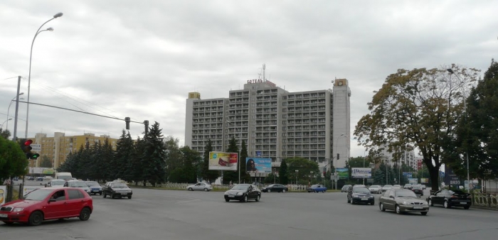 Уночі Ужгород поливали, а вдень зайнялися Минайською та площею Кирила і Мефодія