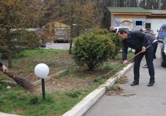 Більше десятка вантажівок сміття зібрали сьогодні на суботнику в Ужгороді тільки працівники міськради