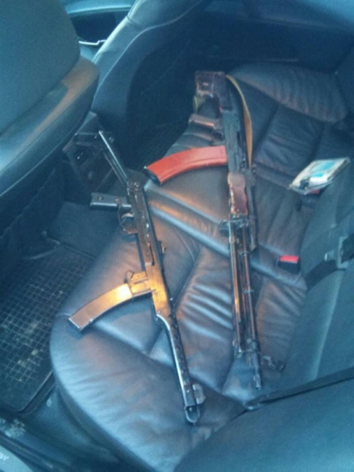 У салоні авто, яке перебувало в орієнтуванні, знайшли зброю
