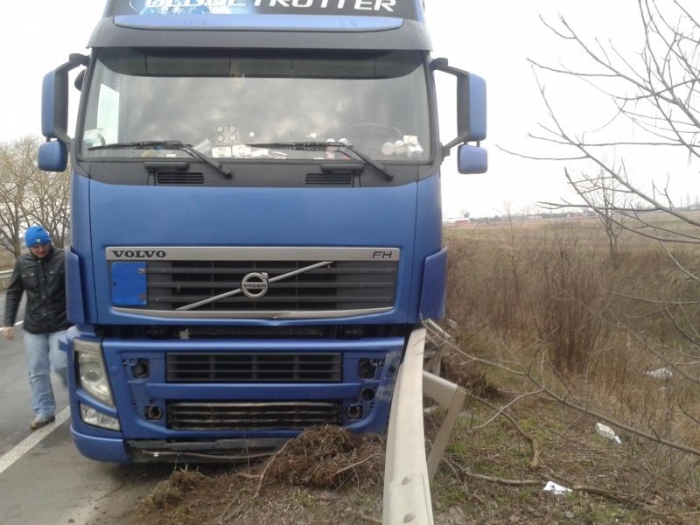Біля Ужгорода ДТП легкового і вантажного Volvo. Водій легкового помер у лікарні