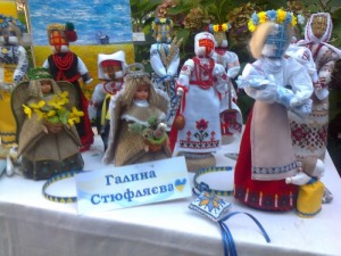 В Ужгороді запрошують всіх бажаючих до манливого світу ляльки-мотанки