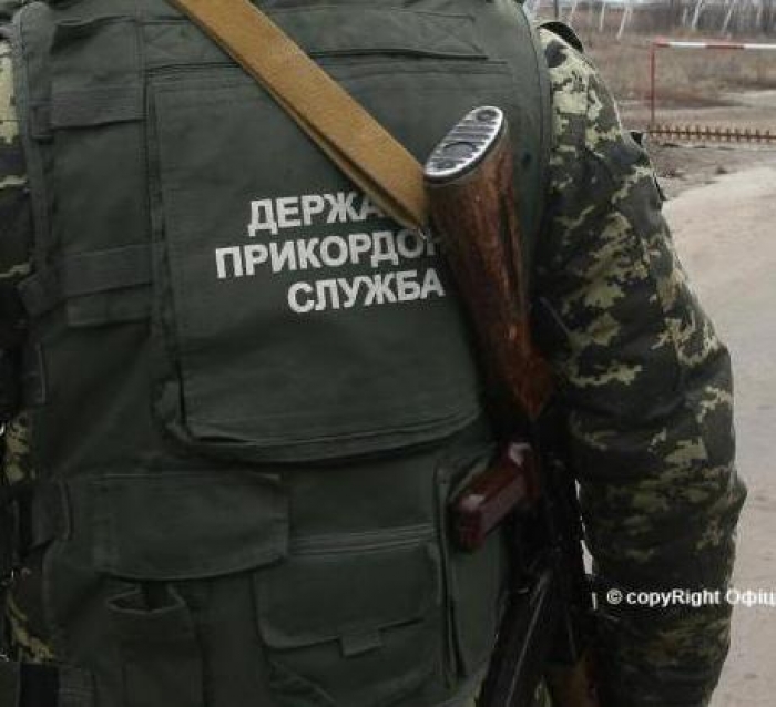 Хоч і холодно, міжнародний цигарковий бізнес на Закарпатті змушує лізти у Тису