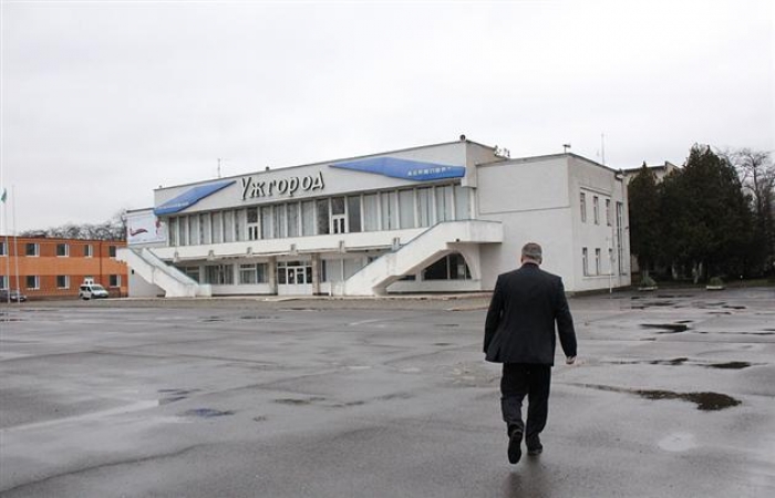 Депутати звільнили директора аеропорту "Ужгород", якому СБУ заборонила навіть з'являтися на території підприємства