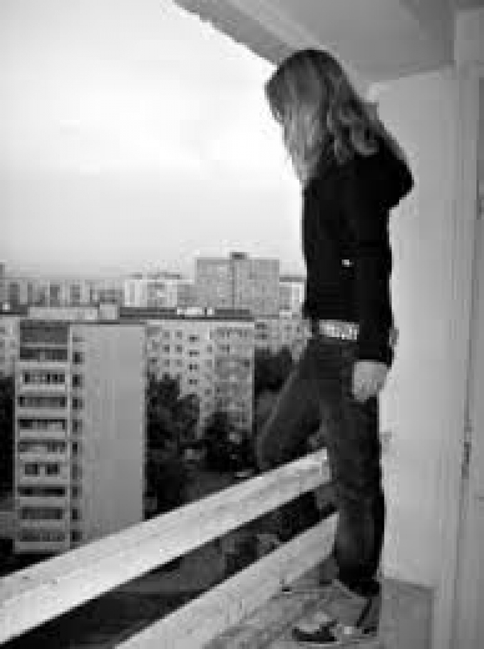 В Ужгороді самогубство: молода жінка викинулась з 9 поверху
