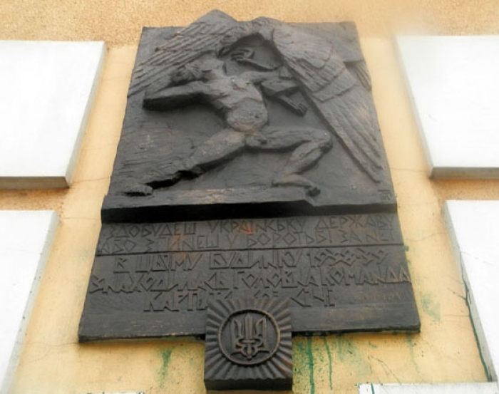П’яничка поглумився над пам’ятним знаком встановленим на честь захисників Карпатської України, але каже, що нічого не пам’ятає