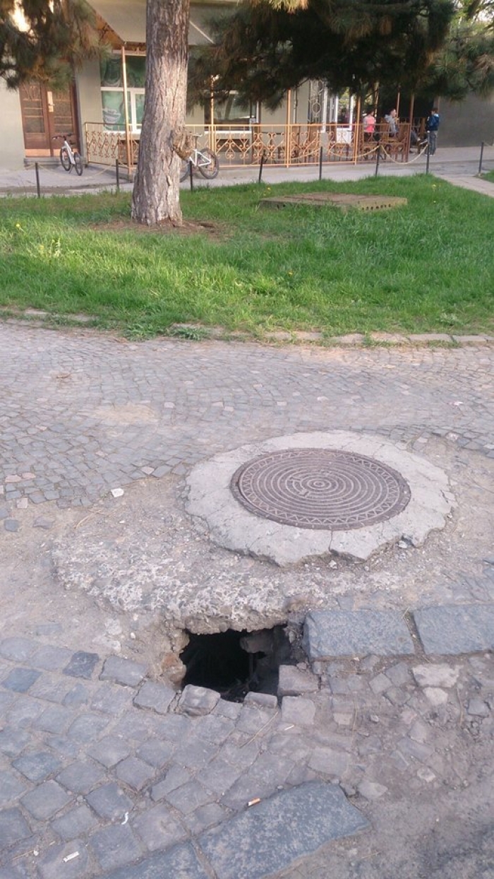 Керівництво обласного центру штрафуватиме за відкриті люки