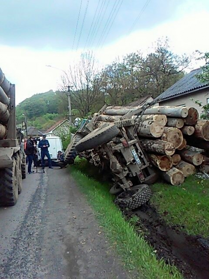 У Перечині через лісовоз люди залишились без світла