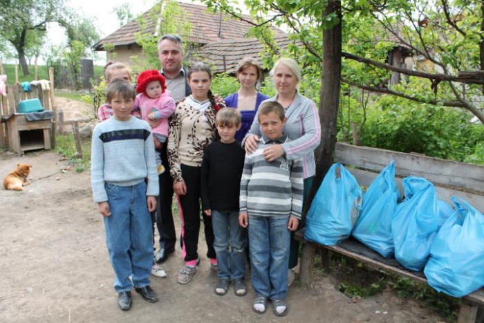 Багатодітна родина із Закарпаття отримала подарунки напередодні Великодня