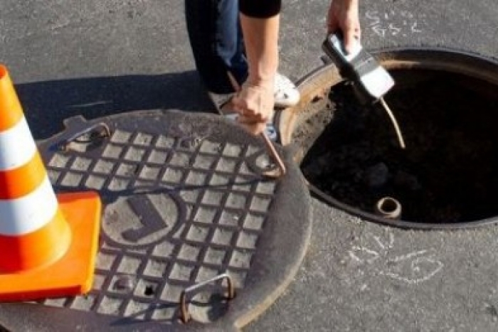 В Ужгороді просять водіїв зважати на… закриті люки