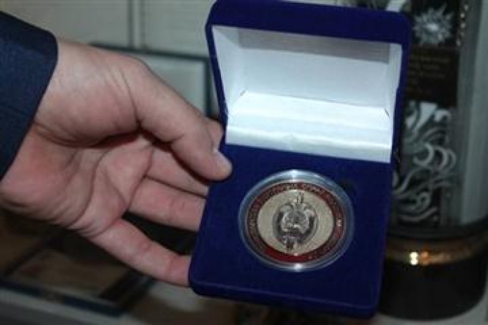 Музей закарпатської поліції отримав новий експонат - пам’ятний знак правоохоронних органів Білорусії