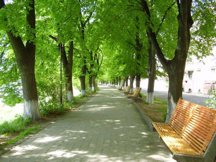 В Ужгороді на набережній Незалежності поміняють лавиці