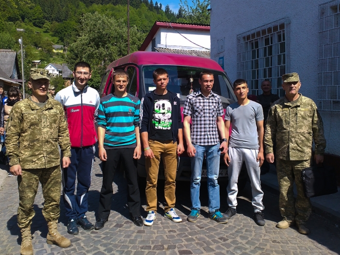 На Рахівщині юнаків провели на строкову службу