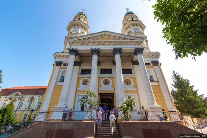 Відомі ужгородці пропонують компроміс, як "розрулити" з парканом біля греко-католицького собору