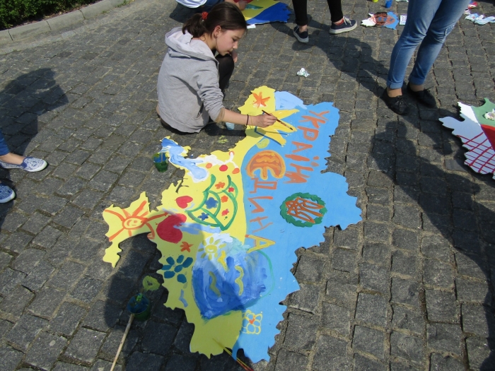"Україна - це Європа!" - лунало сьогодні на площі Народній різними мовами