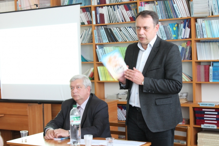 Ужгородський лікар-чиновник написав книгу про почуття жінки, хворої на СНІД
