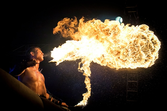 Вогняні батли в Ужгороді - у місті триває міжнародний фаєр-фестиваль