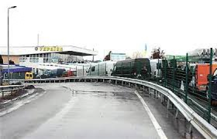 Увага водіям: на одному з контрольно-пропускних пунктів затримки