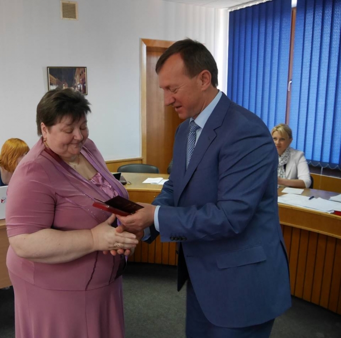Трьом ужгородкам мер вручив нагрудний знак «Мати-героїня»