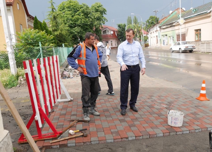 Як прокладають в Ужгороді тротуари -  міський голова перевіряв особисто