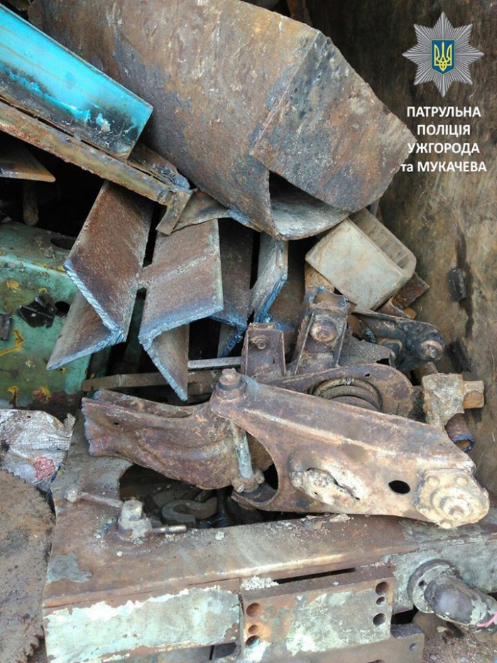 Закарпатські патрульні затримали незаконного перевізника металобрухту