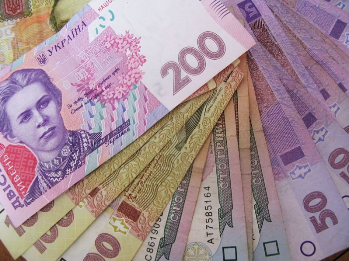 Важлива інформація: скільки грошей можна зняти, обміняти та купити