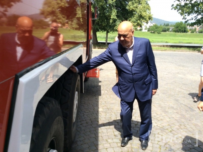Геннадій Москаль в Мукачеві пофотографувався біля новенької червоної рятувальної автівки