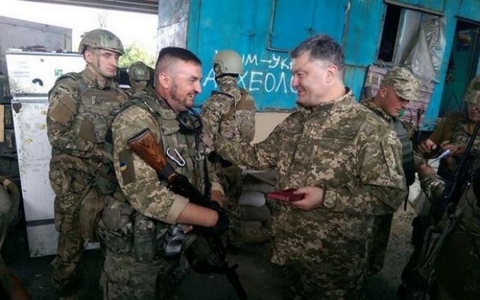 Бійці 128-ї бригади отримали нагороди з рук президента на передовій