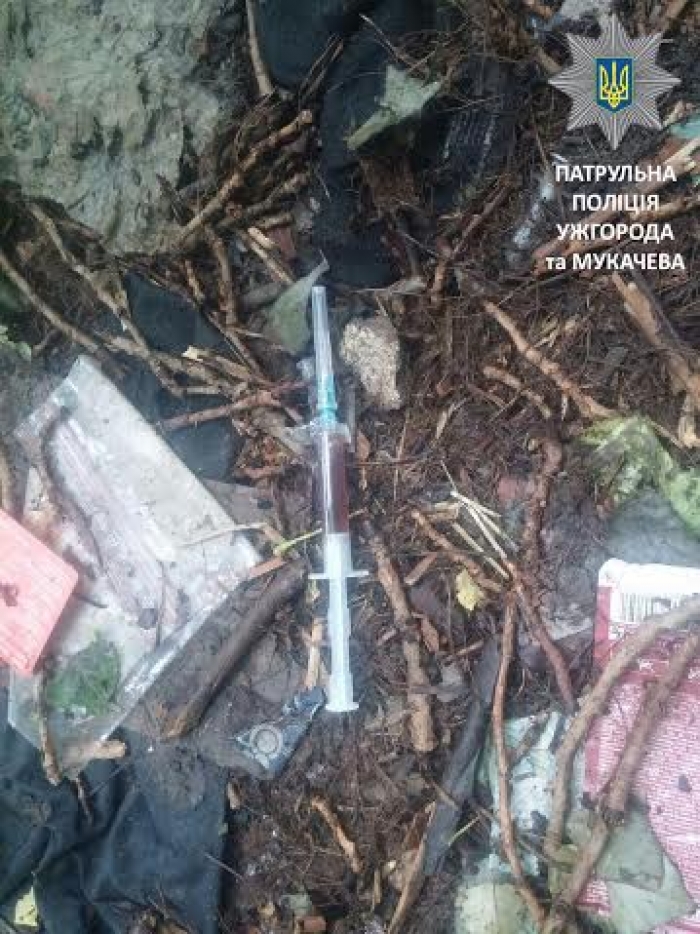 В Мукачеві затримали жінку, що намагался передати наркотики іншій особі